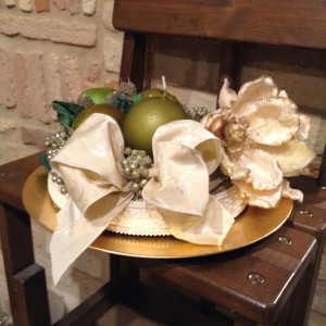 Centrotavola tondo con mele verdi e magnolie velluto bianco Acc 42/20 